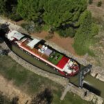 Aude (11) Minervois. Canal du Midi. Puichéric. la péniche Mirage à l’écluse de Puichéric